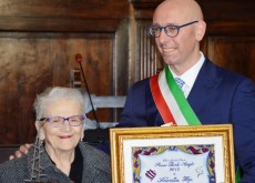 Antonietta Tega riceve il premio Beato Angelo