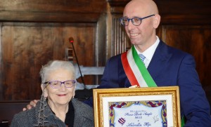 Antonietta Tega riceve il premio Beato Angelo