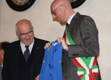 Il Presidente FIGC regala la maglia della nazionale al Sindaco Presciutti