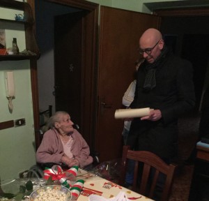 Il Sindaco consegna l'attestato a Nonna Primavera