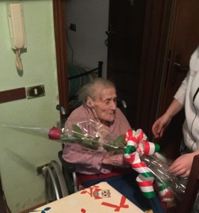 Nonna Primavera riceve un omaggio floreale da parte dell'Amministrazione